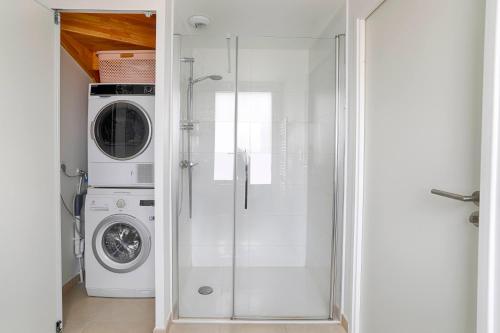 a washing machine and a washer and dryer in a bathroom at Cosy T4 proche hyper centre in Vannes