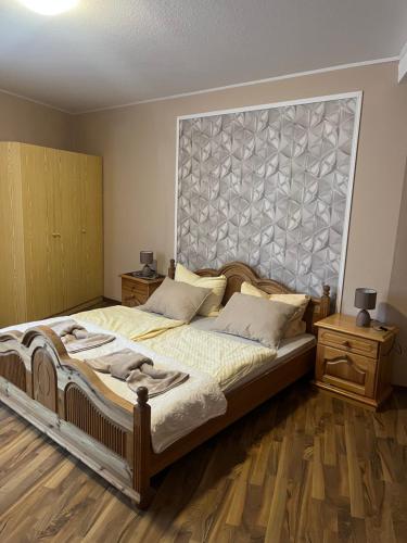 1 dormitorio con 1 cama con cabecero grande en Hotel Lindenhof, 