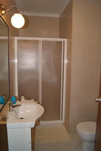 Bilik mandi di Reguengos Hotel