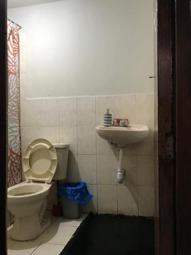 ein Badezimmer mit Toilette und Waschbecken in der Unterkunft Habitación en el corazón de Chiclayo in Chiclayo