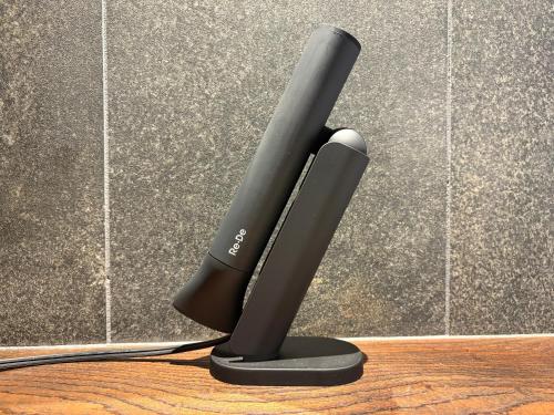 eine Wii-Fernbedienung auf einem Tisch in der Unterkunft 逢譚-atan- in Kyoto