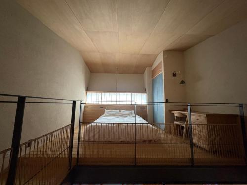 ein kleines Zimmer mit einem Bett und einem Fenster in der Unterkunft 逢譚-atan- in Kyoto