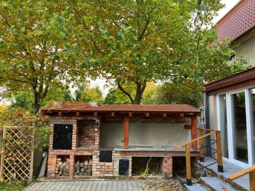 een stenen open haard in de achtertuin van een huis bij U Mariki 