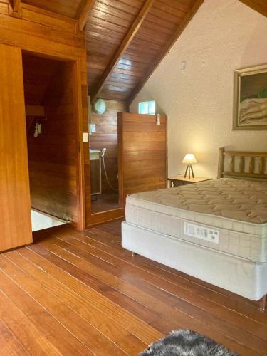 a large bedroom with a bed and a bathroom at Residencial Moradas das cachoeiras 10 minutos da Praia Guarda Do Embaú SC in Palhoça