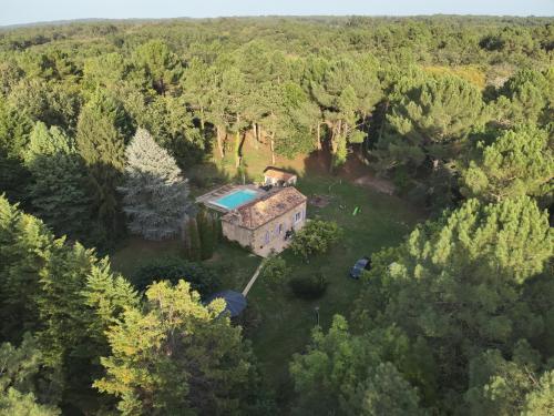 an aerial view of a house in a forest at Maison de campagne - 5 chambres in Capdrot
