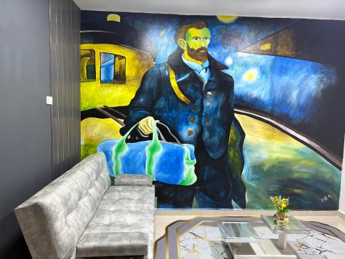 a room with a painting of a man holding a purse at Sion in Cúcuta