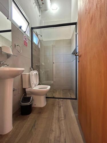 een badkamer met een toilet en een wastafel bij MH Hostel in Encarnación