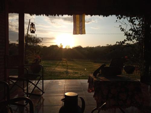 Η ανατολή ή δύση του ηλίου όπως φαίνεται από αυτή η εξοχική κατοικία ή από εκεί κοντά