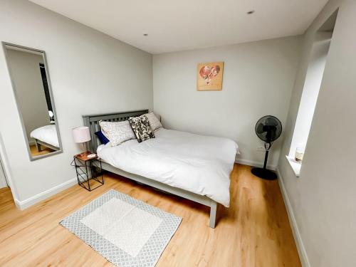 a small bedroom with a bed and a mirror at Modern Self Contained Garden Annexe Sleeps up to 4 in Forest Hill