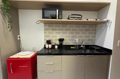 Una pequeña cocina con fregadero y microondas. en Aimbere by You - 20015 - Ótima localização - Allianz Parque - Palmeiras - Perdizes, en São Paulo
