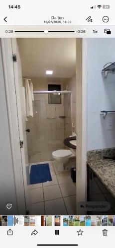 Un baño con ducha, inodoro y lavabo. en Atlântico Flat, en Natal