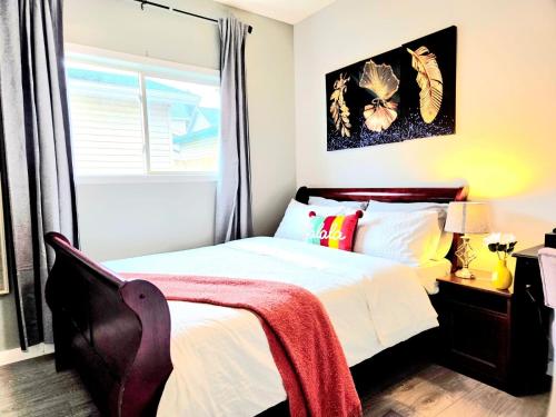 Ένα ή περισσότερα κρεβάτια σε δωμάτιο στο Spacious & Comfy Main Floor 3BR Suite in Detached House