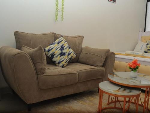 ein Wohnzimmer mit Sofa und Tisch in der Unterkunft Havenly Homes Stay in Gatunga