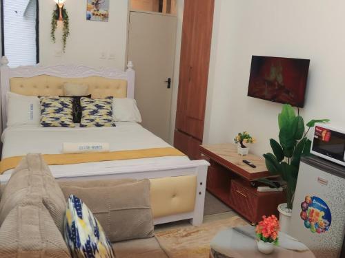 ein kleines Schlafzimmer mit einem Bett und einer Couch in der Unterkunft Havenly Homes Stay in Gatunga