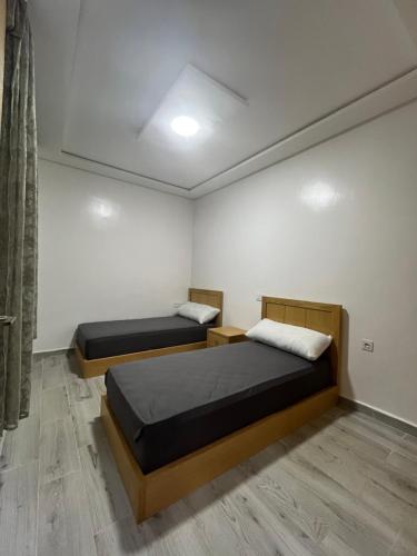 Una cama o camas en una habitación de Kaa aseas قاع أسراس