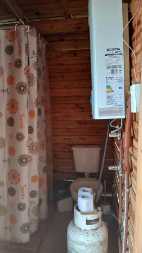 a bathroom with a toilet in a room at Domo Naranja in Miramar