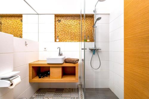 un baño con lavabo y ducha en Cascais By the Ocean, en Cascais