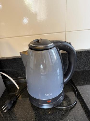 a tea kettle is sitting on a counter at Loft com 2 Qts e garagem em área nobre in Sinop