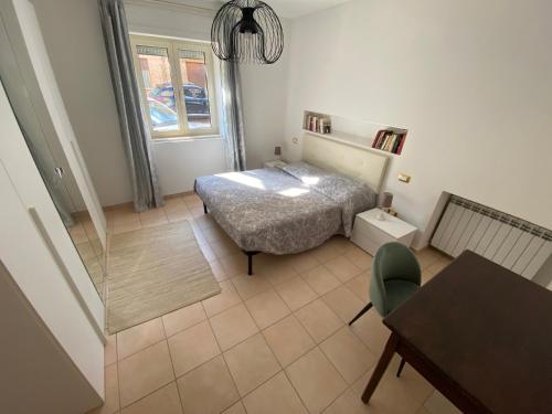 une chambre avec un lit, une table et une chaise dans l'établissement My Bright, à Gubbio
