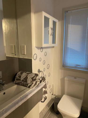 a bathroom with a sink and a tub and a toilet at Carpenters-stay in Dorking