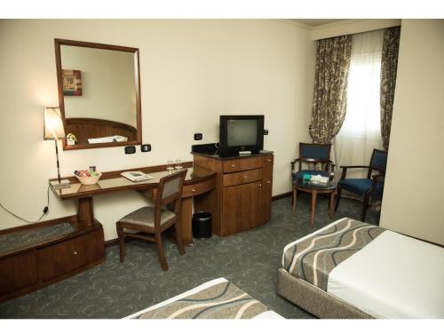 Televisyen dan/atau pusat hiburan di Cherry Maryski Hotel