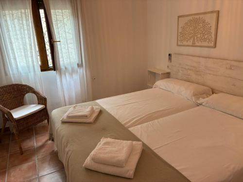une chambre avec un grand lit avec des serviettes dessus dans l'établissement Villa Martí, à Calp