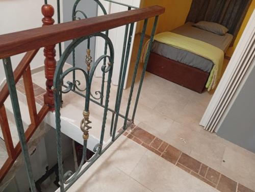 a stair railing with a bed in a room at Alojamiento Independiente vipasa in Cali