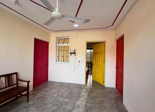 un couloir avec trois portes et un plafond dans l'établissement Hostal Color Inn, à Santo Domingo Tehuantepec