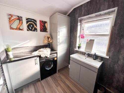 Η κουζίνα ή μικρή κουζίνα στο Spacious 3 Bedroom City Center Flat in Derby with Parking