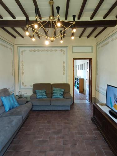 a living room with a couch and a tv at Garibaldi 23 in Arezzo