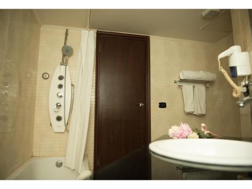Bilik mandi di Cherry Maryski Hotel
