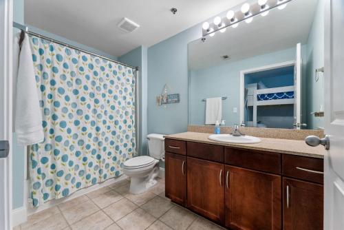 Vannituba majutusasutuses Stylish Resort Condo! Steps to Beach & Restaurants! by Dolce Vita Getaways PCB