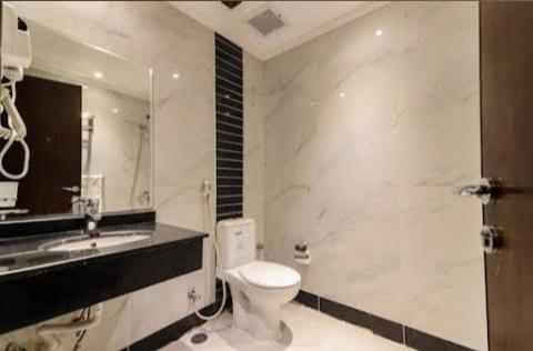 a bathroom with a toilet and a sink and a mirror at فنادق مكة المكرمة المحبس in Makkah