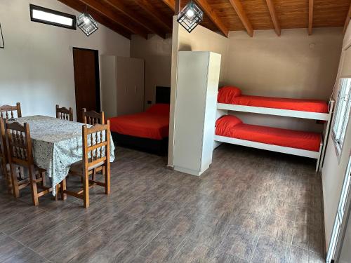 Cette chambre comprend une table et deux lits superposés. dans l'établissement El Paisaje, à Cuesta Blanca