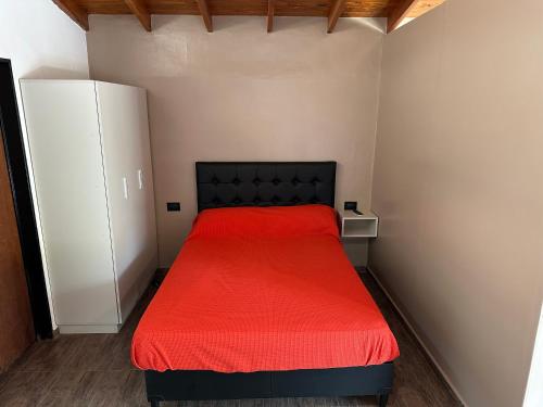 une chambre avec un lit avec une couverture rouge dans l'établissement El Paisaje, à Cuesta Blanca