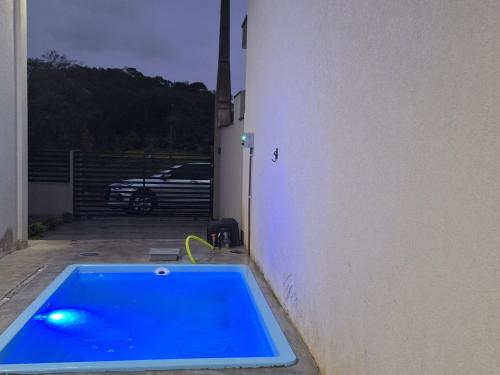 イタポアにあるBeach Residencial Prehenn 800 metros da praia agora com piscinaの青いスイミングプール