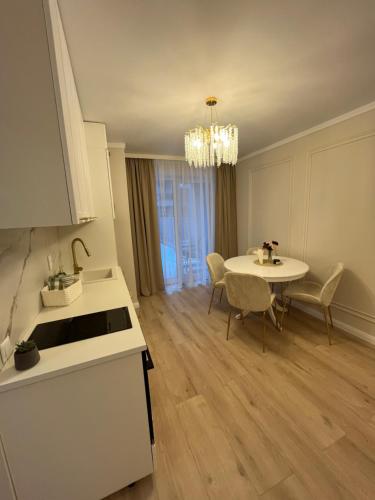 a kitchen and dining room with a table and chairs at Apartament Iulius Mall Cluj in Cluj-Napoca