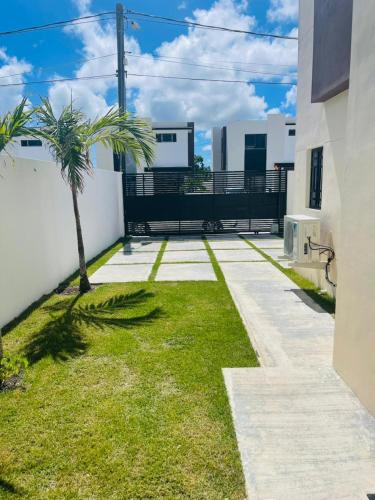 un patio con una palmera y un edificio en perfect villa, en Punta Cana
