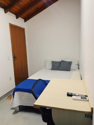 En eller flere senge i et værelse på Hostel Recanto Verde