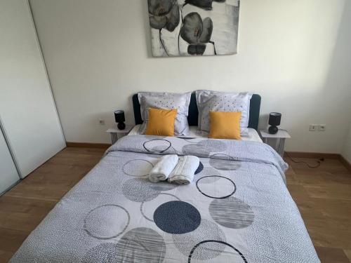 a bedroom with a bed with two towels on it at Appartement proche du centre Béthune in Béthune