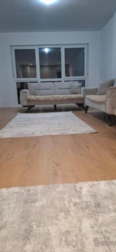una sala de estar con un sofá y una mesa en Blert's apartment in Gjakova, en Gjakove