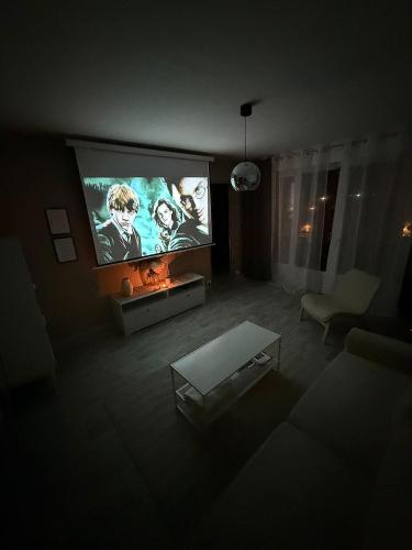 アラスにあるLe 6ème Cielのリビングルーム(テレビ、ソファ付)