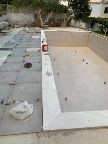 un sol en béton dans un bâtiment en construction dans l'établissement Hotel Continental, à Ksamil