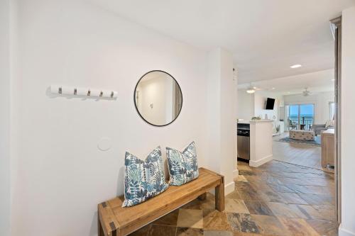 Una sala de estar con un espejo y un banco con almohadas. en WS5127: 5127 Windswept, en Kiawah Island