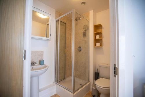 ein Badezimmer mit Dusche, Toilette und Waschbecken in der Unterkunft Modern 2-Bed Apartment in Central Portsmouth in Portsmouth