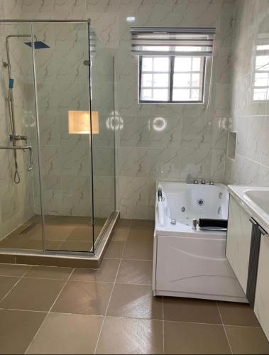 Koupelna v ubytování Shortlet Apartment Ajah Lekki, Lagos