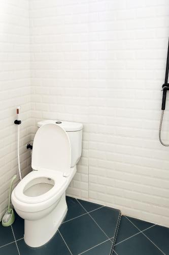 a bathroom with a white toilet in a room at Zurihomes in Dar es Salaam