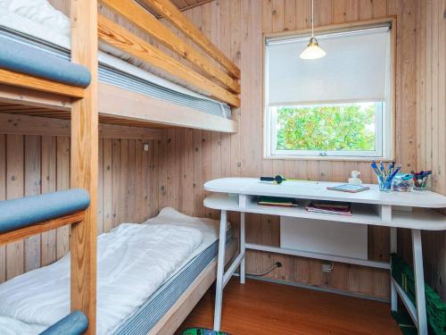 una habitación con dos literas y un escritorio en 6 person holiday home in Knebel-By Traum, en Knebel