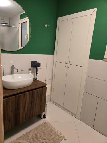 un bagno con lavandino e specchio di Tofus antiqua a Trapani