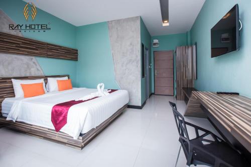 Postel nebo postele na pokoji v ubytování Ray Hotel Buriram